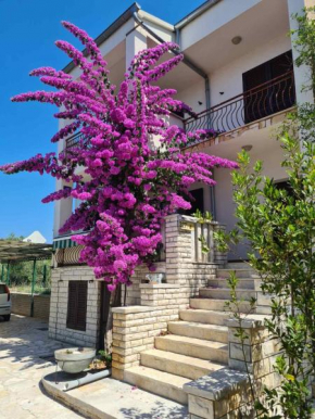Lila vacation house, 70 m to beach, two bathrooms, parking in shade & garden